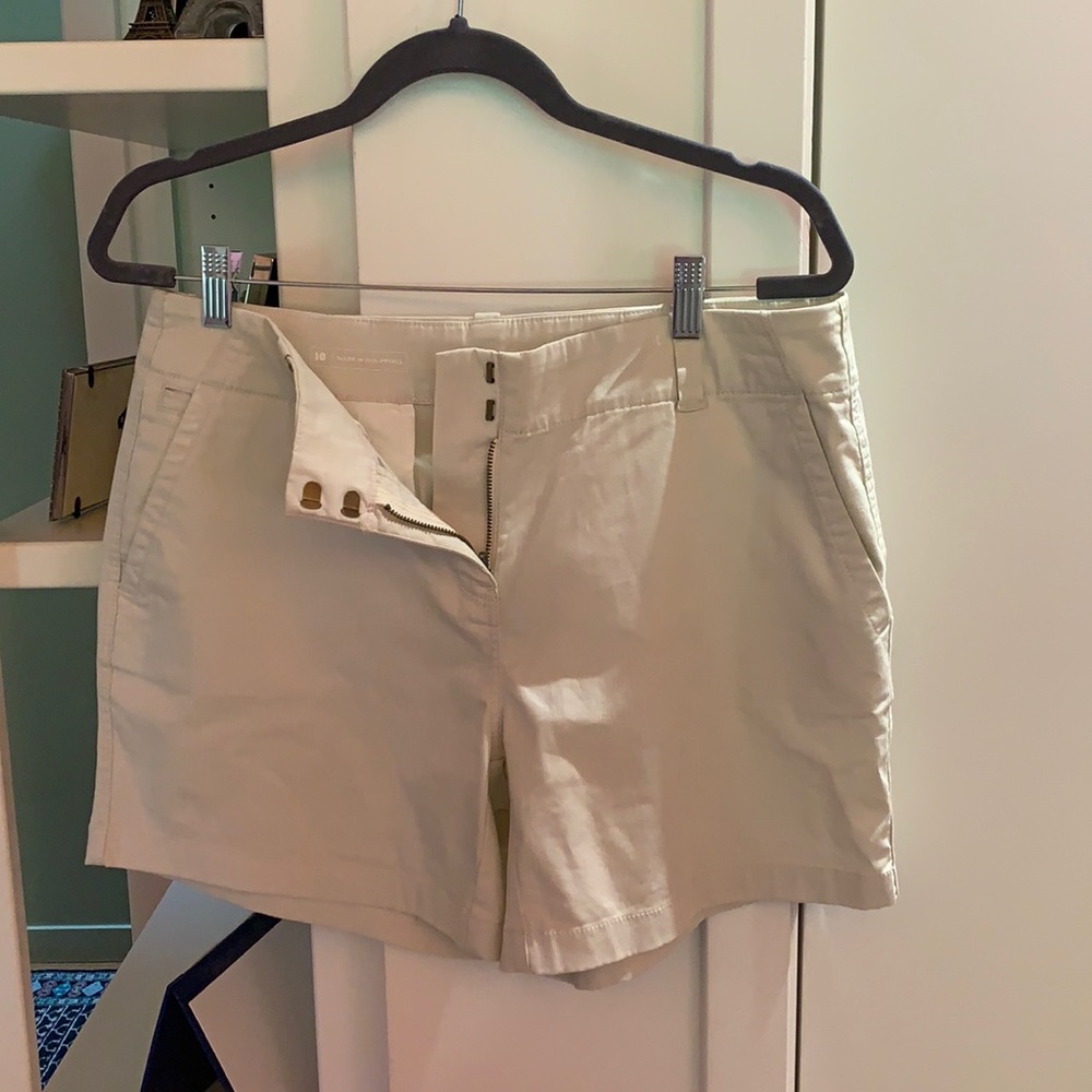 Vineyard Vines Women’s Khaki Shorts!
